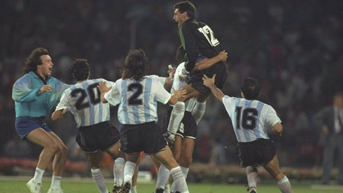 Jugadores argentinos celebrando la clasificación para la final de Italia '90 - Odio Eterno Al Fútbol Moderno