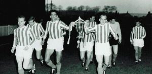 Jugadores del Kilmarnock celebrando la Scottish Premiership de la temporada 1964-1965 - Odio Eterno Al Fútbol Moderno