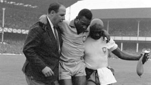 Pelé retirándose lesionado en el partido ante Bulgaria del Mundial de 1966 - Odio Eterno Al Fútbol Moderno