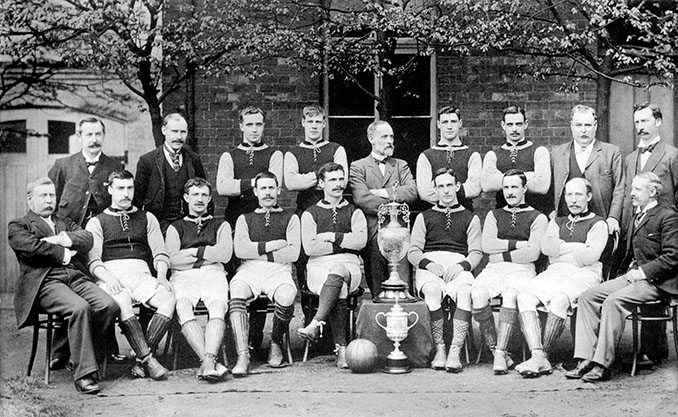 Plantilla del Aston Villa en la temporada 1896-1897 con William McGregor en el centro de la imagen - Odio Eterno Al Fútbol Moderno