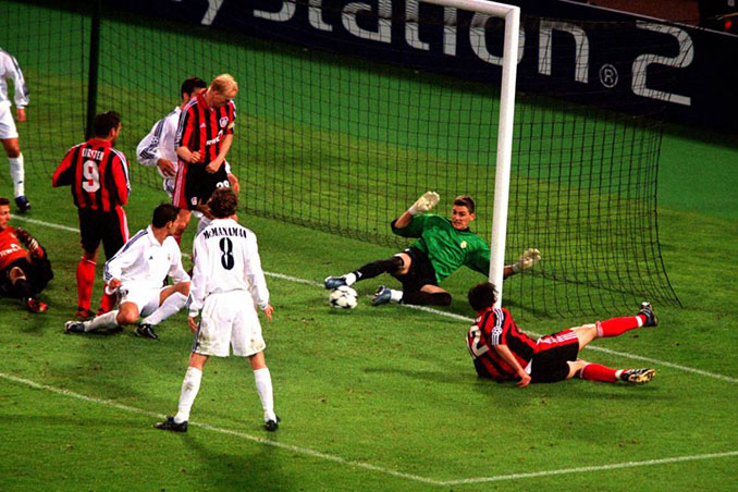 Una de las múltiples paradas de Casillas al Bayer Leverkusen en la final de la Champions League de 2002 - Odio Eterno Al Fútbol Moderno