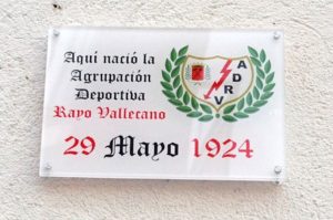 Placa conmemorativa en el lugar donde se fundó el Rayo Vallecano - Odio Eterno Al Fútbol Moderno