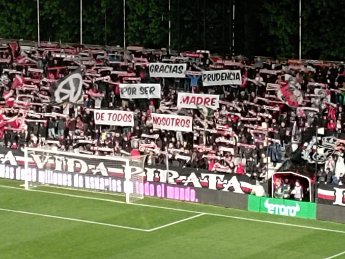 Pancartas en honor a Prudencia Priego en el Estadio de Vallecas - Odio Eterno Al Fútbol Moderno