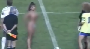 Una mujer en topless protagonizó el saque de honor más surrealista en la historia del fútbol - Odio Eterno Al Fútbol Moderno