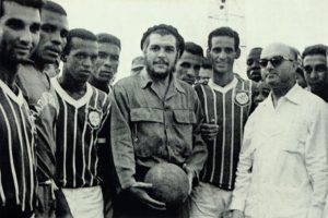 Futbolistas del Club Deportivo Madureira junto al Che Guevara - Odio Eterno Al Fútbol Moderno