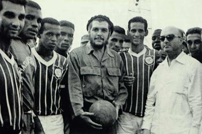 Futbolistas del Club Deportivo Madureira junto al Che Guevara - Odio Eterno Al Fútbol Moderno