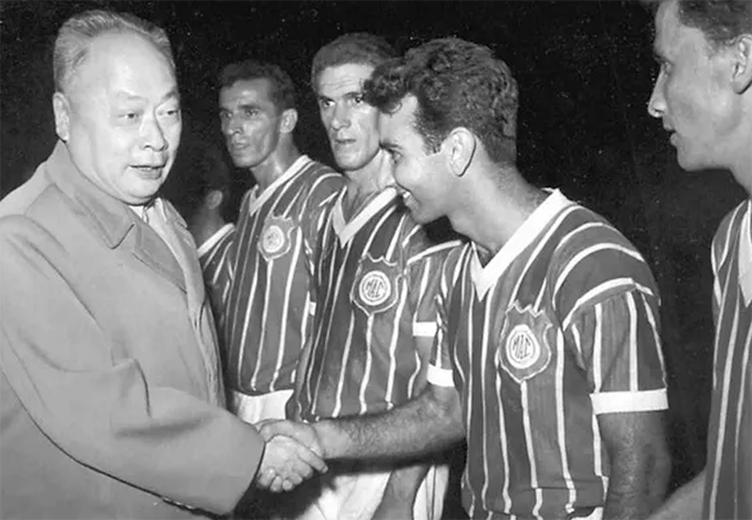 Mao Tse-Tung saludando a los futbolistas del Club Deportivo Madureira - Odio Eterno Al Fútbol Moderno 