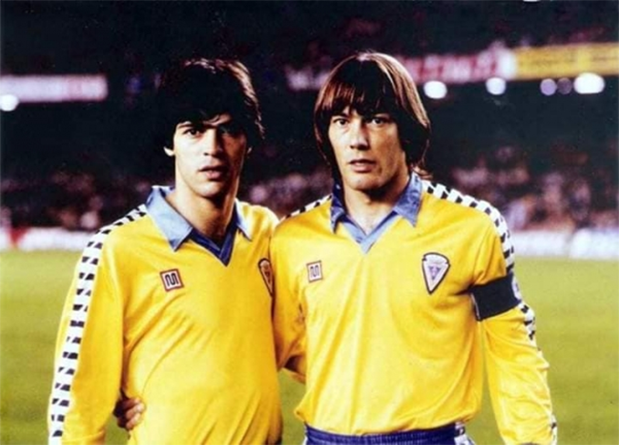 Salvador y Pepe Mejías vistiendo la camiseta del Cádiz - Odio Eterno Al Fútbol Moderno 
