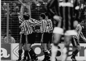 Jugadores del Athletic Club festejando la victoria ante el Milan en 1993 - Odio Eterno Al Fútbol Moderno