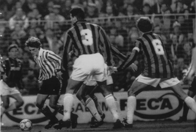 Julen Guerrero rodeado de futbolistas del Milan - Odio Eterno Al Fútbol Moderno