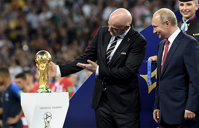 Infantino y Putin con la Copa del Mundo en 2018 - Odio Eterno Al Fútbol Moderno Infantino y Putin con la Copa del Mundo en 2018 - Odio Eterno Al Fútbol Moderno