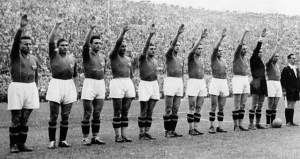 Selección italiana realizando el saludo fascista diurante el Mundial del 1938 - Odio Eterno Al Fútbol Moderno