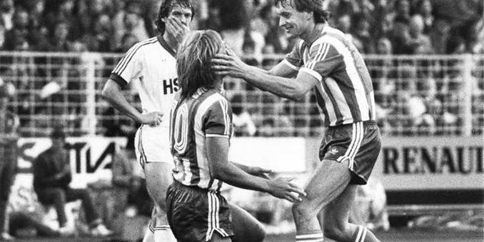 Jugadores del Göteborg celebrando un gol contra el Hamburgo en la final de la UEFA - Odio Eterno Al Fútbol Moderno 