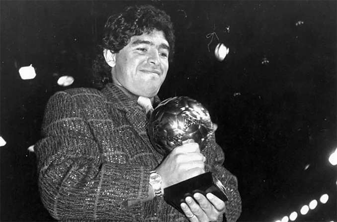 Maradona con el Balón de Oro del Mundial de 1986 - Odio Eterno Al Fútbol Moderno