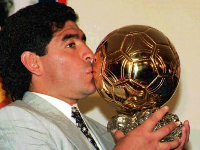 Maradona con el Balón de Oro honorífico que le entregaron en 1995 - Odio Eterno Al Fútbol Moderno Maradona con el Balón de Oro honorífico que le entregaron en 1995 - Odio Eterno Al Fútbol Moderno