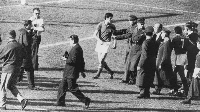 La policía tuvo que intervenir varias veces en el partido conocido como la Batalla de Santiago - Odio Eterno Al Fútbol Moderno La policía tuvo que intervenir varias veces en el partido conocido como la Batalla de Santiago - Odio Eterno Al Fútbol Moderno